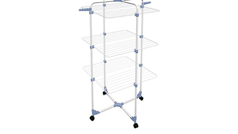Ein Wäscheständer steht auf einer Amazon-Seite, er ist stabil und hat drei Ablageflächen für Wäsche. Stil: A, Größe: 1-Pack.