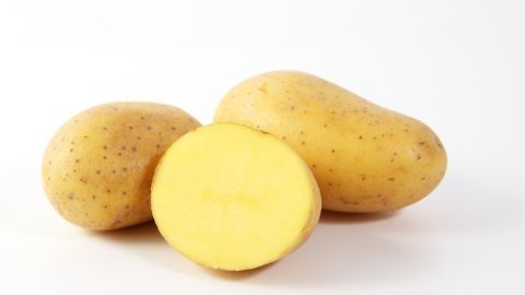 Ein ganzes und ein halbiertes Kartoffelpaar liegen neben einander, bereit zur Verwendung als natürliche Methode zur Jodfleck-Entfernung.