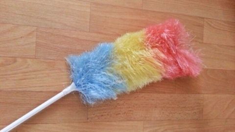 Ein bunten Staubtuch liegt auf dem Boden. Es wird genutzt, um in kurzer Zeit Ordnung zu schaffen.