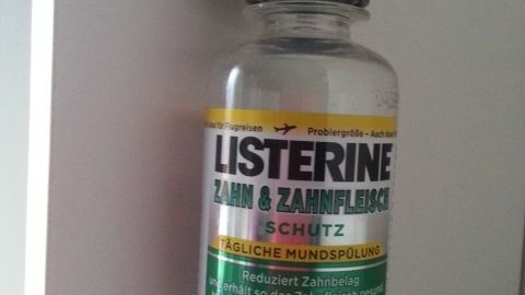 Eine Flasche Listerine steht auf einem Regal. Sie ist für Mundhygiene konzipiert und bietet Schutz vor Zahnfleischentzündungen.