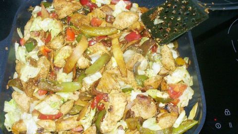 Buntes, kohlenhydratfreies Gemüsegericht wird in einer Pfanne serviert, um ein sättigendes warmes Abendessen zu bieten.