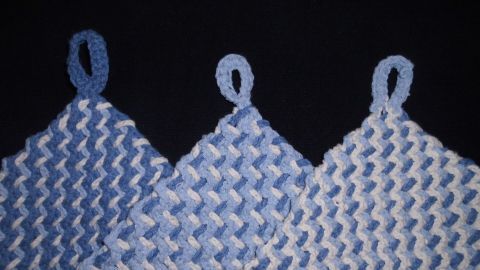Das Weben ist zugegebener Maßen etwas knifflig, besonders die zweite Farbe, aber das Häkeln geht schnell. Also nur Mut, es ist auch etwas für Neulinge im Häkeln.