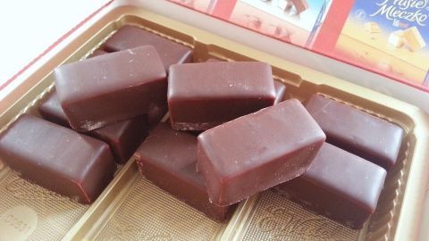 Nicht nur Magnesium ist es das der Körper verlangt, sondern auch u. a. Chrom, Phosphor oder Kohlenstoff. Wer seinem Körper ausreichend davon zuführt, der hat auch weniger Heißhungerattacken auf Süßes.