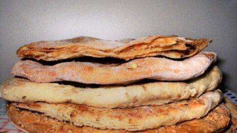Gestapelte Fladenbrote liegen übereinander, knusprig und goldbraun, bereit zum Verzehr mit Sesampaste aus der Pfanne.