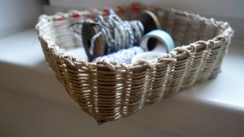 Upcycling: Korb aus Pappe und Paketschnur flechten