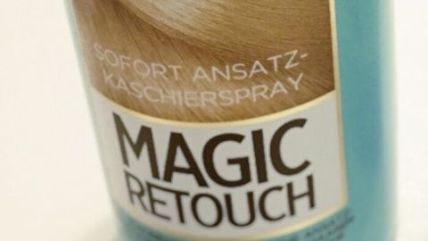 Ein flacher, hellblauer Spraybehälter von L'Oréal Paris steht auf einem Tisch. Er kaschiert den herauswachsenden Haaransatz.