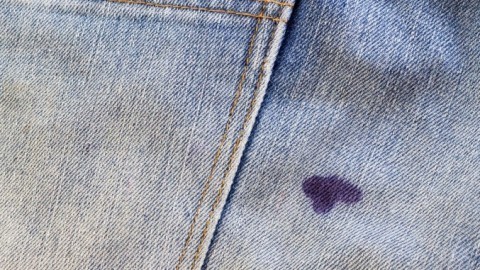 Tintenfleck aus Kleidung entfernen