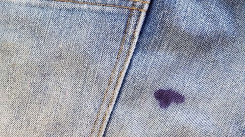 Tintenfleck aus Kleidung superleicht entfernen - hier habt ihr einen Tipp, mit welchem euch Tintenflecken, ein Lächeln ins Gesicht zaubern. 