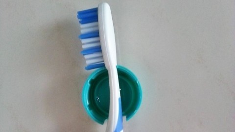 Zahnbürstenhalter aus Flaschendeckel
