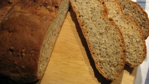 Einfaches Dinkelbrot mit Kernen