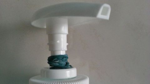 Ein blauer Seifenspender mit einem Pumpsystem steht bereit, um Seife auszugeben, um Ressourcen zu sparen.