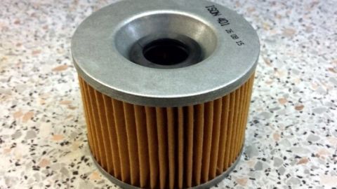 Ein Lamellenfilter ruht auf einer Werkfläche, bereit zur Reinigung, um die Leistung des Staubsaugers zu verbessern.