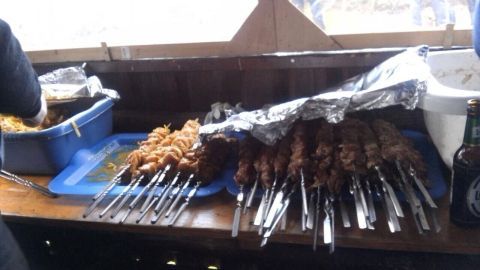 Auf einem Tisch liegen mehrere Spießchen und Schaschlik. Jemand bereitet sie für die Grillsaison vor.