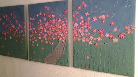 Drei Leinwände zeigen einen blühenden Baum mit rosa Blüten und einem Weg in einem grünen Feld unter blauem Himmel.