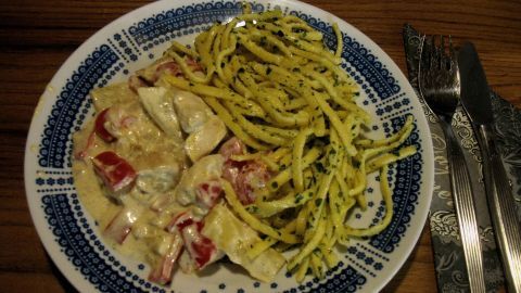 Hähnchen-Paprika-Pfanne mit Butterspätzle