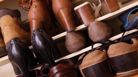 Produkttipp: In Schuh oder Kleiderschränken kann es manchmal unangenehm riechen. Dies zu verhindern ist ganz einfach. Schuhe stehen ordentlich im Schrank, während ein frischer Duft durch die luftige Umgebung zieht.