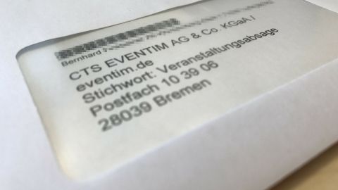 Ein Briefumschlag mit der Adresse von Eventim, dem Ticketanbieter, zeigt Informationen zum Ticketkauf.