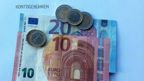 Scheine und Münzen liegen auf einem Tisch. Sie stehen für das Thema Kontoführungsgebühren sparen.