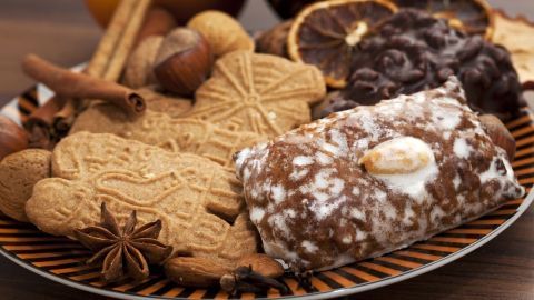 Auf einem Teller liegen verschiedene Lebkuchen und Gewürze, die festliche Vorfreude im September zeigen.