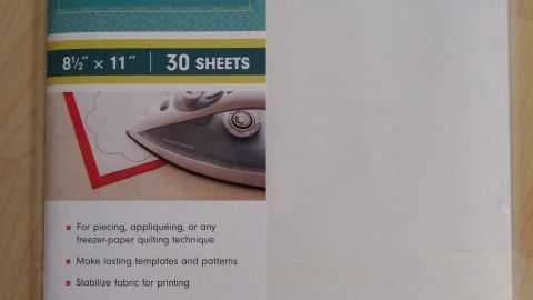 Ein Paket mit Freezer Paper liegt auf einem Tisch, bereit zum Schablonieren und Quilten mit 30 Blatt.