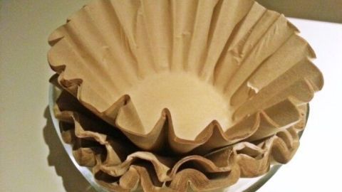 Kaffeefilter liegen übereinander in einer Schüssel und warten darauf, clever im Haushalt genutzt zu werden.