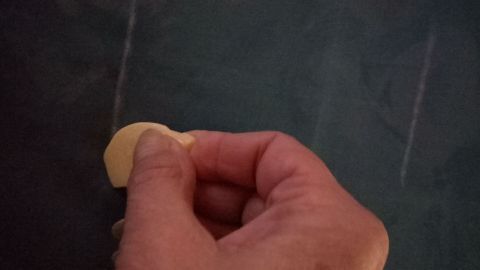 Kleine Seifenreste lassen sich hervorragend als Schneiderkreide verwenden. Danach kann man sie einfach auswaschen. Eine Hand hält ein Stück Seifenrest und reibt es an einer Oberfläche, um es weiterzuverwenden.