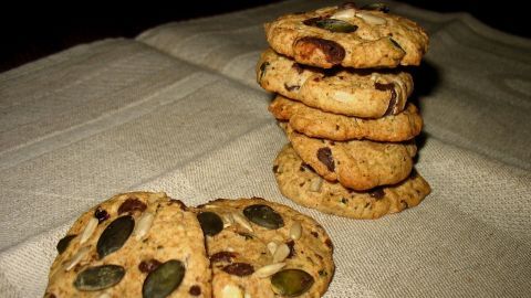 Knusper-Cookies aus Dinkelmehl liegen lecker gestapelt auf einem hellen Tuch und laden zum Naschen ein.