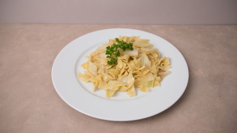 Hausgemachte Krautfleckerl: Mit Wei&szlig;kohl und Nudeln bringst du dieses deftige, schnelle Gericht einfach auf den Tisch.