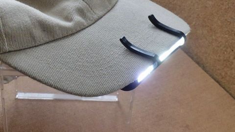 Eine Schirmmütze mit einer integrierten Lampe an der Vorderkante leuchtet hell, ideal für nächtliche Aktivitäten.