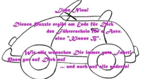 Ein illustriertes Auto steht im Mittelpunkt, während nette Geburtstagsgrüße um das Auto herum geschrieben sind. "Lieber Nils! Dieses Puzzle ergibt am Ende für Dich den Führerschein für das Auto, also 'Klasse B'. Wir wünschen Dir immer gute Fahrer! Pass gut auf Dich auf ... und auch auf alle anderen!"