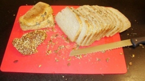 Saaten und Körner vom Brotschneiden aufbewahren