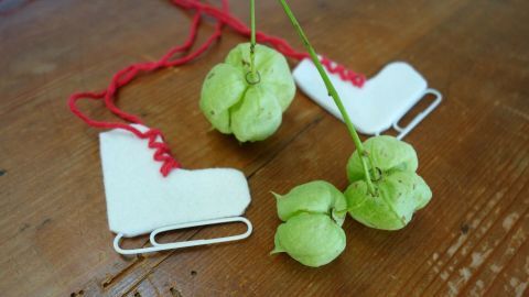 Baumschmuck: Schlittschuhe aus Büroklammer und Filz