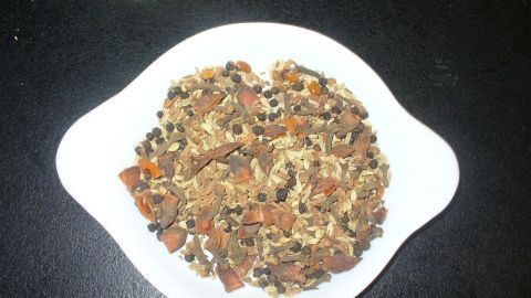 Eine Schüssel enthält eine Mischung aus Gewürzen und Kräutern, geeignet für die Zubereitung von Ras-el-Hanout.