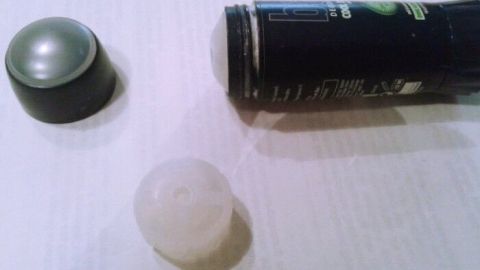 Ein Deostick liegt auf einer Fläche, während er geöffnet wird, um den Inhalt restlos zu verwenden und Geld zu sparen.
