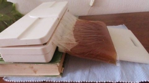 Ein Vakuumiergerät mit einer Mahlzeit in einem Beutel wird auf einem Tisch genutzt, um Flüssigkeiten wie Suppen zu verpacken.