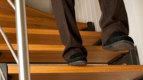 Knie- und Gelenkprobleme beim Hinabgehen der Treppe