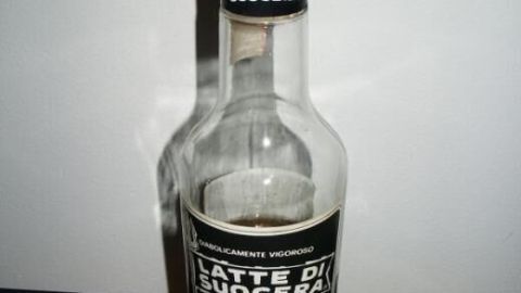 Die Schwiegermuttermilch ist kein harmloses Getränk: Diese Flasche zeigt, warum der Name für einen fast schon legendären Schnaps steht. Die Schwiegermuttermilch ist kein harmloses Getränk: Diese Flasche zeigt, warum der Name für einen fast schon legendären Schnaps steht.
