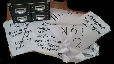 Ein Balkenschrank steht chaotisch mit zerknüllten Notizen, auf denen Fragen zur Bürokratie und Anträgen vermerkt sind.