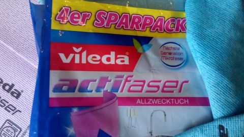 Vierer-Sparpack Vileda Actifaser Allzwecktücher in verschiedenen Farben, verpackt auf einem Tisch, bereit zur Nutzung.