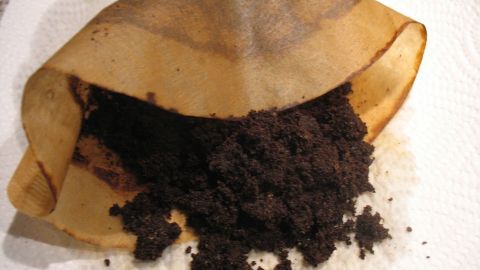 Kaffeesatz liegt außerhalb des Filters und wird verwendet, um den Boden im Garten zu düngen und zu verbessern.
