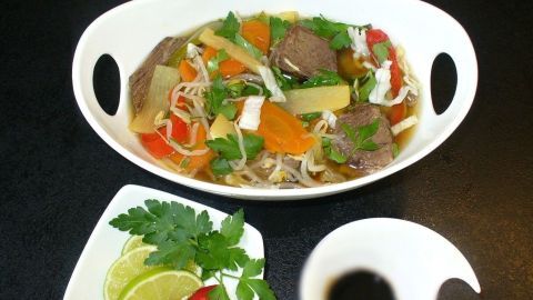 Asiatische Rindfleisch-Gemüsesuppe aus dem Schnellkochtopf