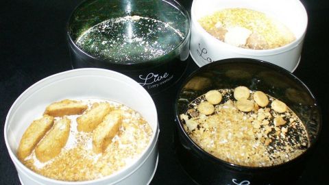 Kekskrümel sind in verschiedenen Dosen organisiert, bereit zur Verwendung für kreative Rezepte oder Dekoration.