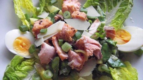 Frischer Spargelsalat mit zartem Stremellachs, belegt mit Eiern und Kräutern, angerichtet auf knackigem Salat.