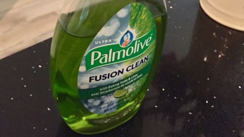Eine Spülmittelflasche steht auf der Küchentheke. Sie zeigt ein grünes Etikett mit der Aufschrift „Fusion Clean“.