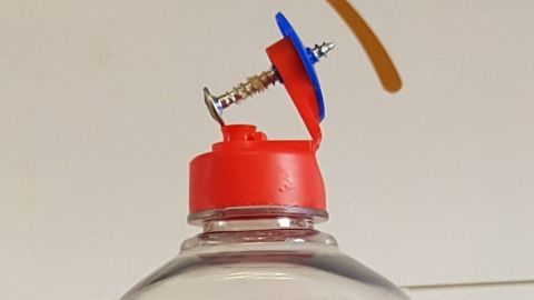 Eine Flasche Spülmittel steht auf einer Oberfläche, bereit genutzt zu werden, mit einem Hinweis auf 15 % Gratis.