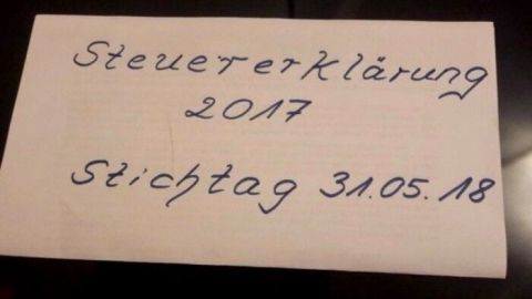Ein Dokument mit der Aufschrift „Steuererklärung 2017, Stichtag 31.05.18“ liegt auf einem Tisch.