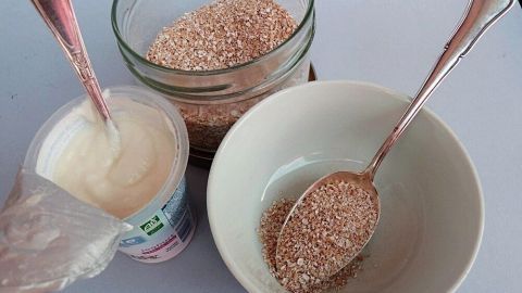 Ein Schälchen mit einer Mischung aus Joghurt und Pflanzenfaser sitzt am Tisch, bereit zur Bekämpfung von Verstopfung.