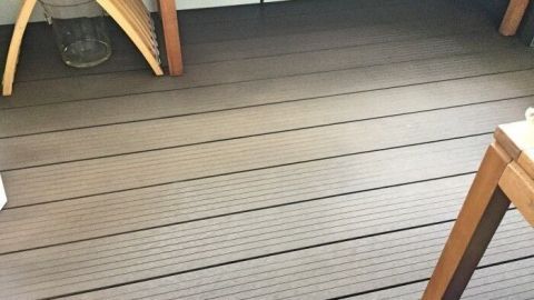 Ein WPC-Dielenboden ist gut sichtbar, sauber und ordentlich verlegt in einem Innenraum, umgeben von modernen Möbeln.