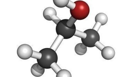 Ein Molekülmodell von Isopropanol zeigt Kohlenstoff- und Wasserstoffatome, mit einem roten Sauerstoffatom, isoliert in Weiß.