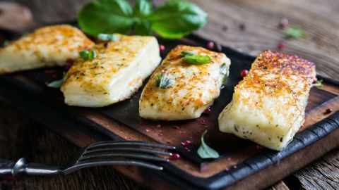 Gegrillter Halloumi auf knusprigem Bauernbrot